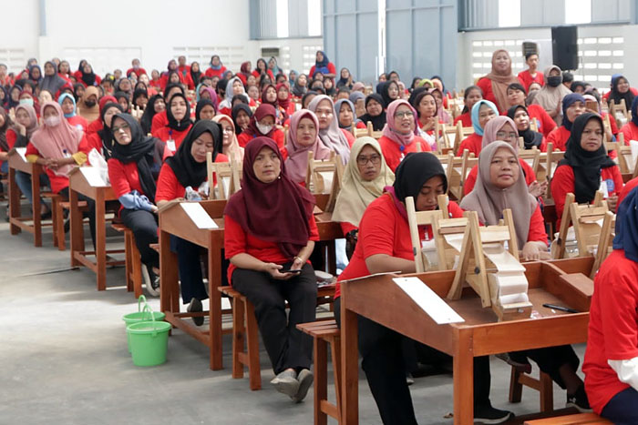 Tenaga kerja mendapat pelatihan melinting hasil tembakau untuk industri