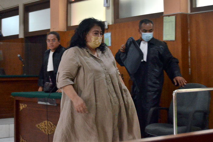 PERKARA 2013: F.M. Valentina berjalan ke riang sidang Pengadilan Negeri Malang setelah mendengarkan pembacaan tuntutan kemarin (13/11).