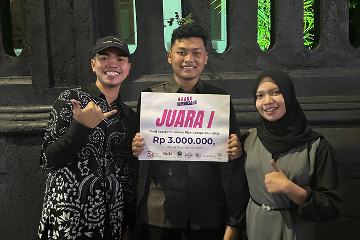 BERJIWA BISNIS: Aqil Zulkaisi Arijuddin (tengah) usai dinobatkan menjadi juara 1 Business Plan Competition OJK 2023, 2 November lalu.
