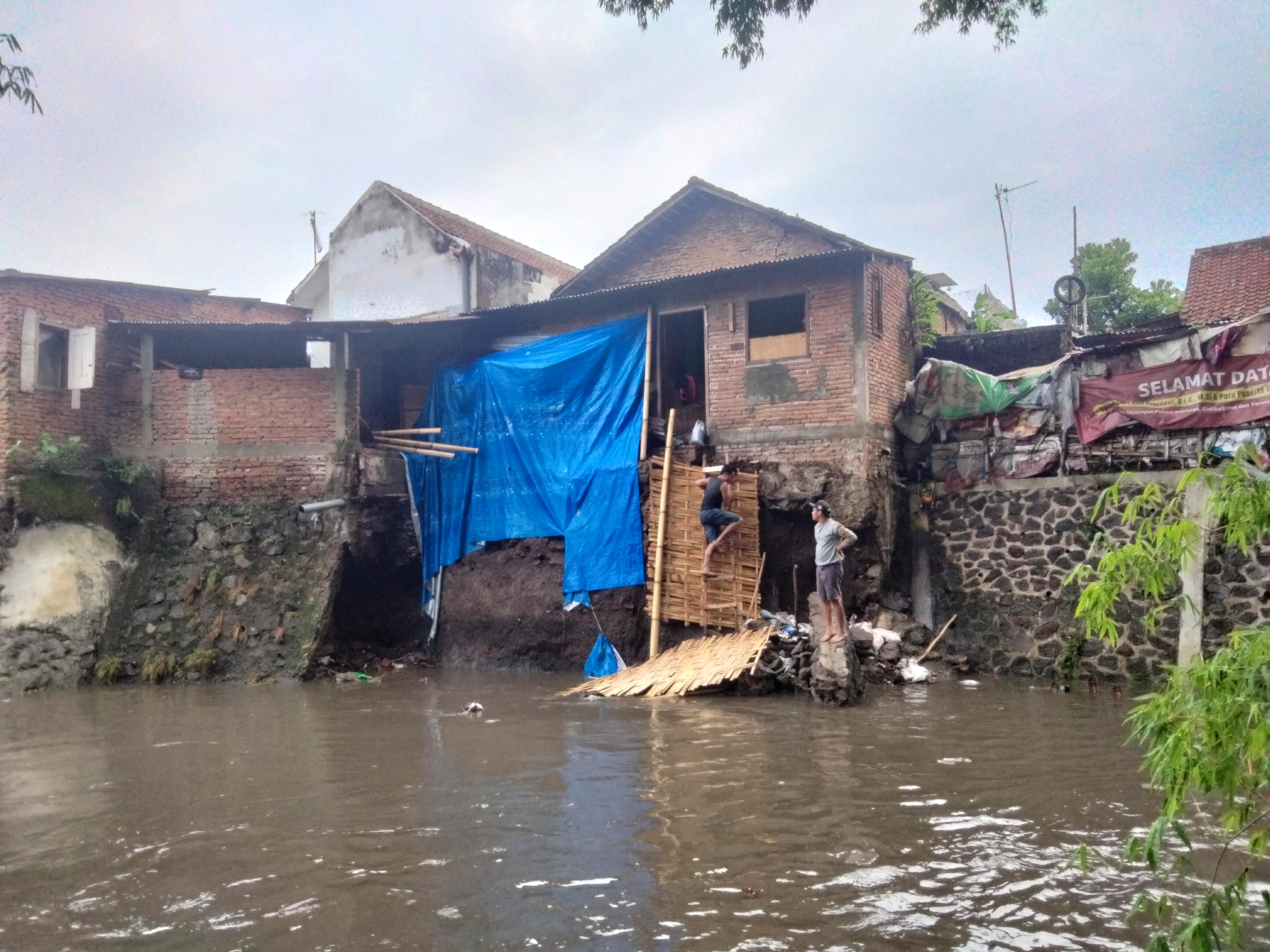 BENCANA ALAM: Rumah di Jalan Hamid Rusdi RT 02 RW 12 Kelurahan Bunulrejo, Kecamatan Blimbing ambrol bagian belakang akibat longsor.