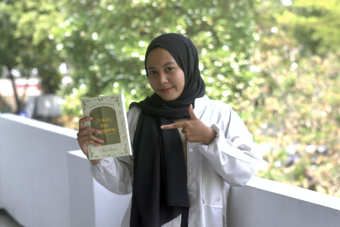 BERKARYA: L. Dela Fimeta menunjukkan salah satu karyanya berjudul &rdquo;Waktu dan Tenggara&rdquo;, Minggu lalu (12/11).