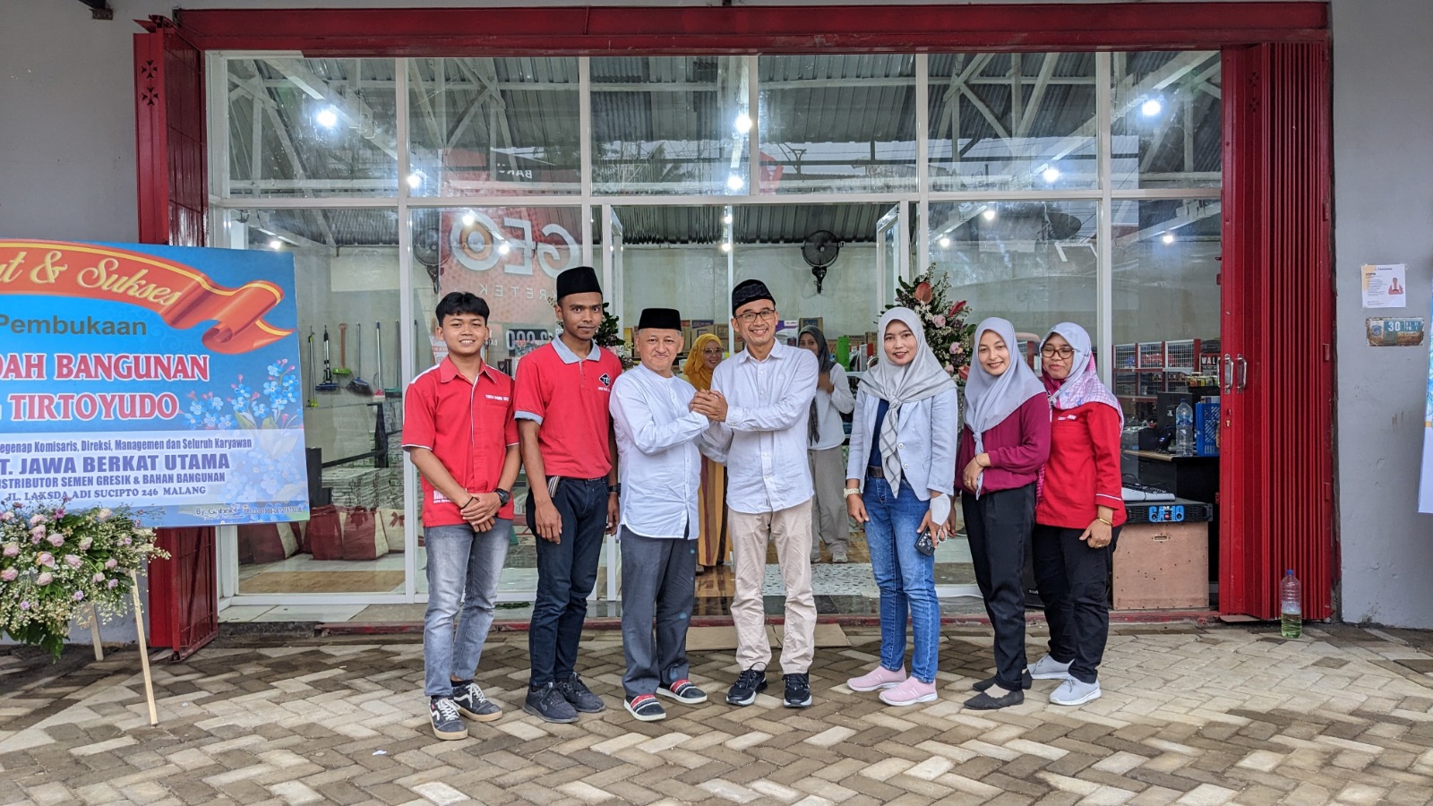 H Makhrus Sholeh (empat dari kanan) meresmikan Turen Indah Bangunan di Tirtoyudo Kabupaten Malang