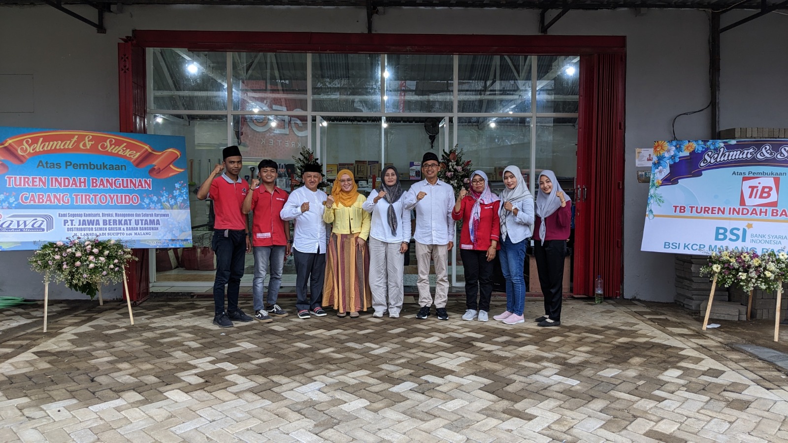 H Makhrus Sholeh (empat dari kanan) dan istri Indri Ariani (lima dari kanan) berfoto di depan Turen Indah Bangunan cabang Tirtoyudo Malang selatan