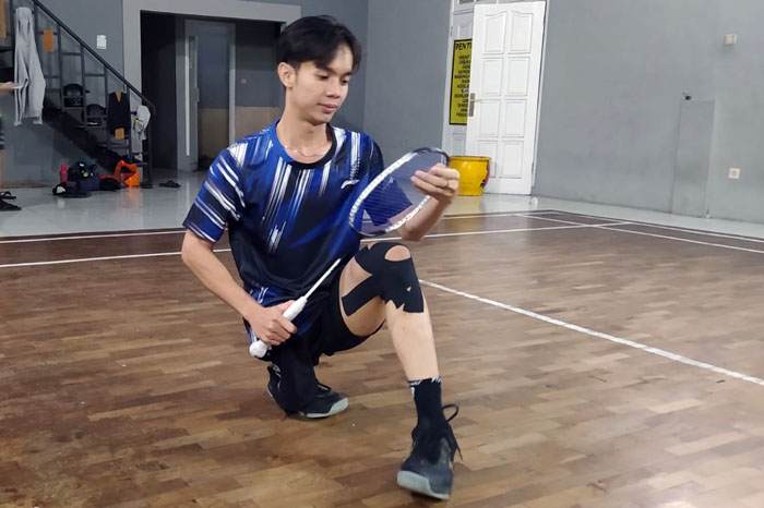 BERSEMANGAT: Aksi Taufiqurrizki di lapangan bulu tangkis Balai Serbaguna RW II Penanggungan, Minggu lalu. Dia tidak pernah menyerah dengan kondisinya.