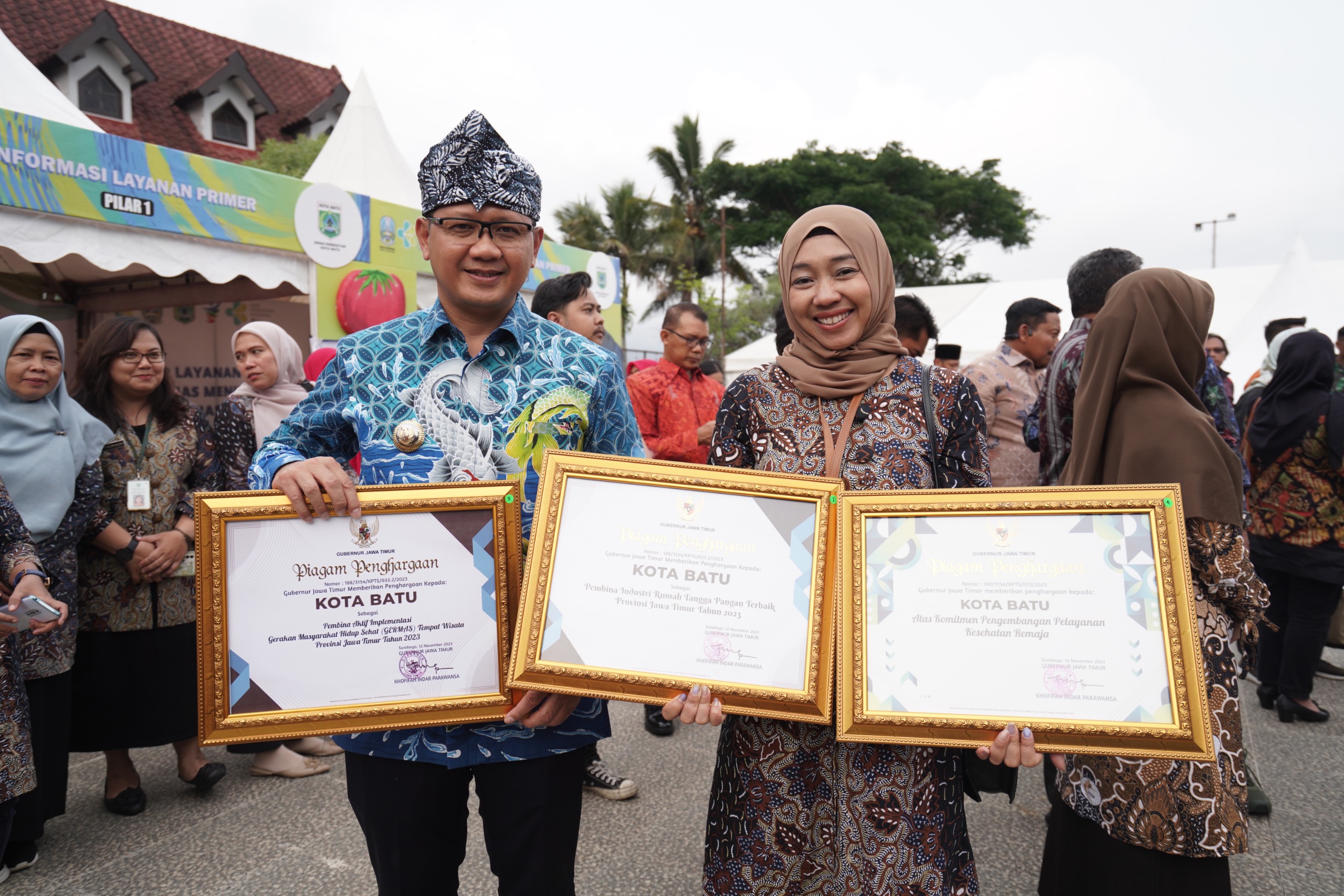 PRESTASI: Pj Wali Kota Batu menunjukkan tiga piagam penghargaan yang diraih Pemkot Batu.