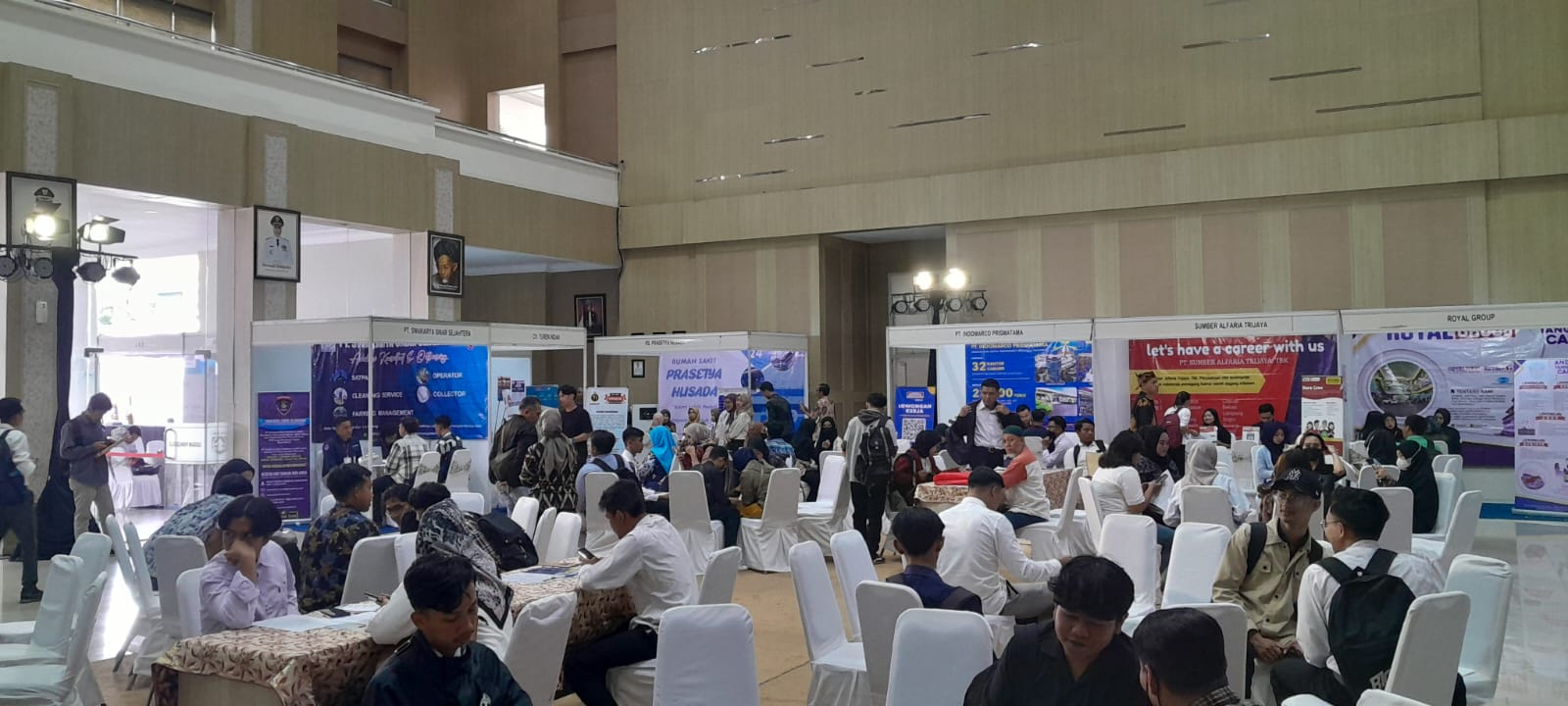 RAMAI: Para pelamar serbu Job Fair Batu 2023 di Graha Pancasila Balai Kota Among Tani Kota Batu, Kamis (16/11).