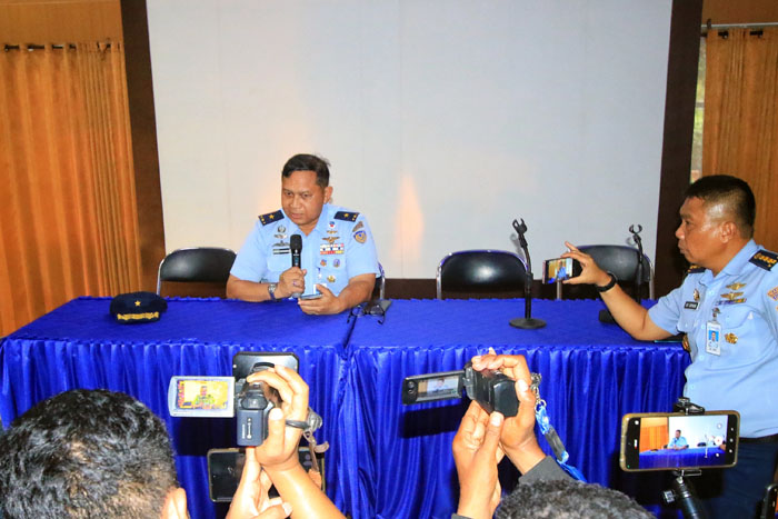 Kadispen AU Marskal Pertama TNI R. Agung Sasongko Jati dalam konferensi pers di Lanud Abdulrachman Saleh Malang, kemarin