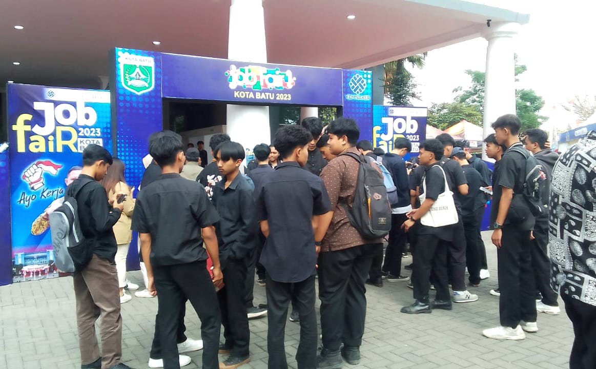 ANTRE PANJANG: Para pencari kerja rela antre untuk masuk ke Graha Pancasila guna melamar pekerjaan di event Job Fair Kota Batu 2023, Jumat (17/11).