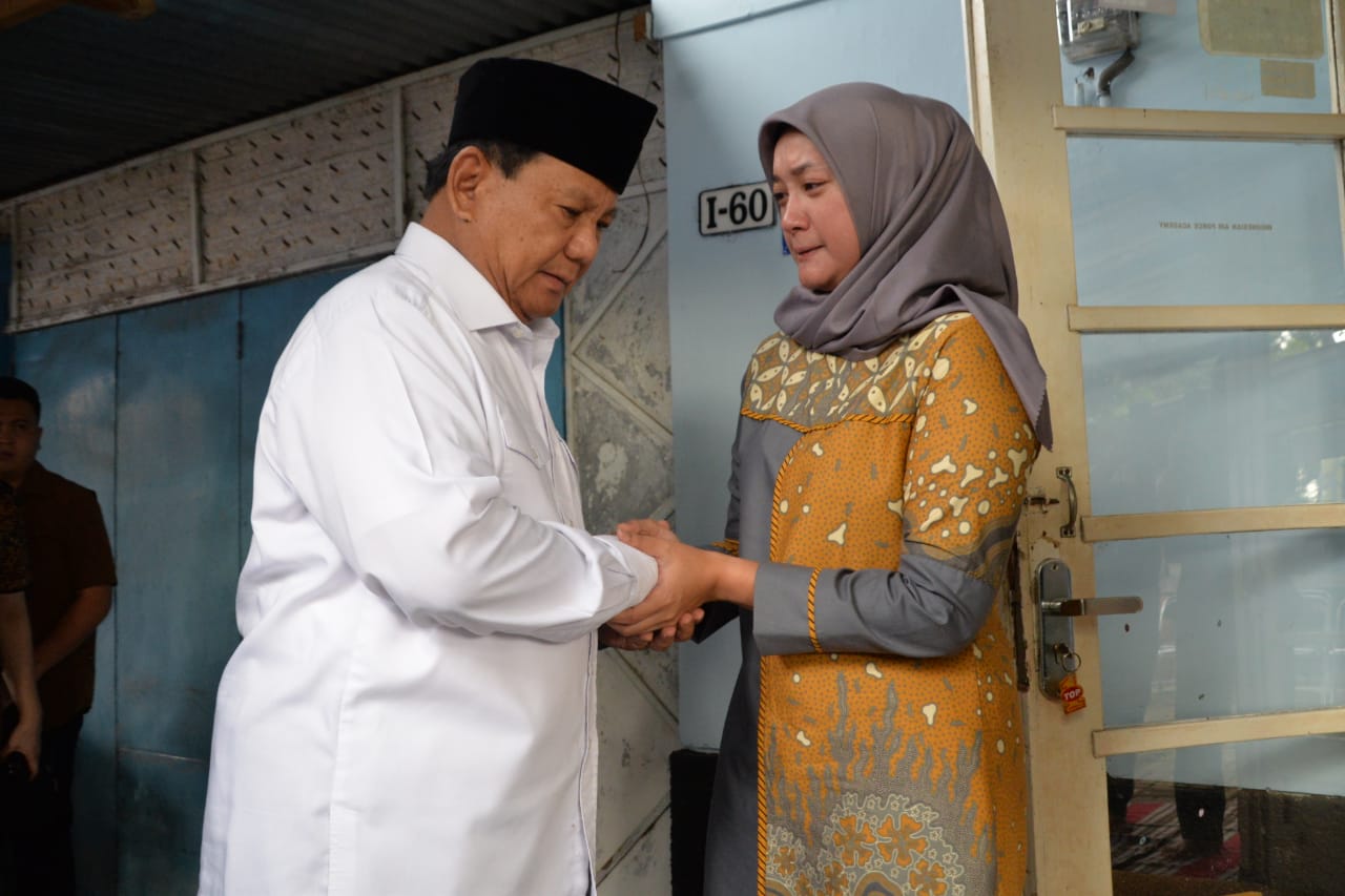 Menteri Pertahanan RI Prabowo Subianto melayat ke rumah duka Letkol Anumerta Yuda Seta