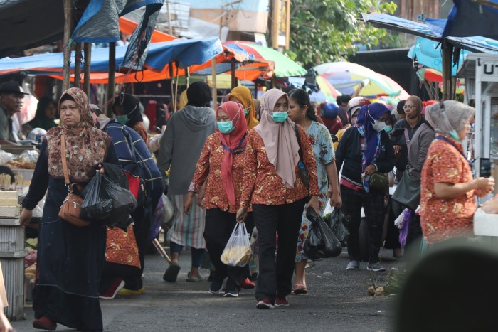 Pekerja pabrik rokok di Pasar Sampoerna, Blimbing Kota Malang