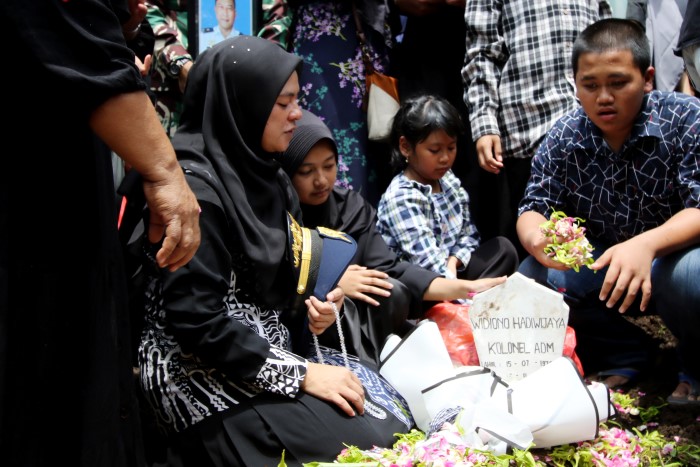 Keluarga dari almarhum Kolonel Widiono dalam pemakaman kemarin di TMP Suropati Malang