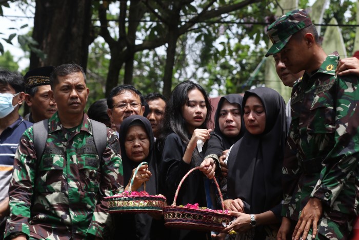 Keluarga almarhum Kolonel PnB Subhan dalam pemakaman di TMP Suropati Malang kemarin.