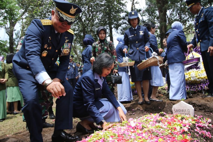 Jajaran TNI AU menabur bunga ke atas makam Letkol PnB Sandhra Gunawan