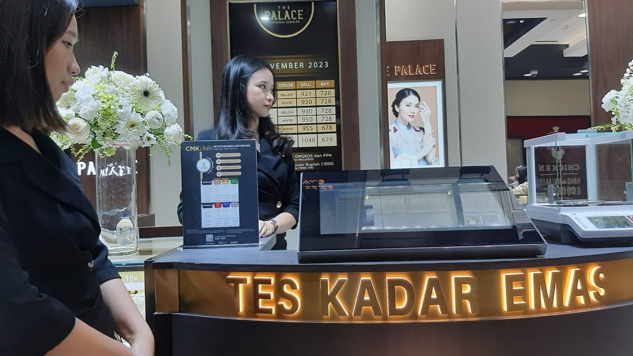BUKA PERDANA: Pegawai The Palace Jeweler Matos siap melayani pengunjung yang hendak membeli perhiasan hingga mengecek kadar emas.