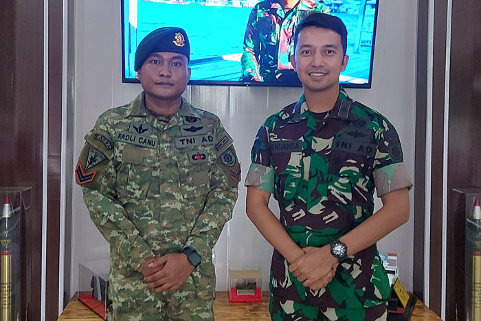 HIDUP DENGAN LAUT: Sertu Moh. Fadli Canu (kiri) bersama komandan kompi (danki) di Divif 2 Kostrad, Singosari, Kabupaten Malang, Jumat lalu (17/11).