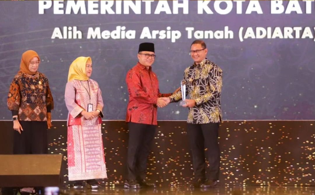 INOVATIF: Pj Wali Kota Batu Aries Agung Paewai  (kanan) menerima penghargaan TOP 45 Inovasi Pelayanan Publik 2023, di Jakarta (21/11).