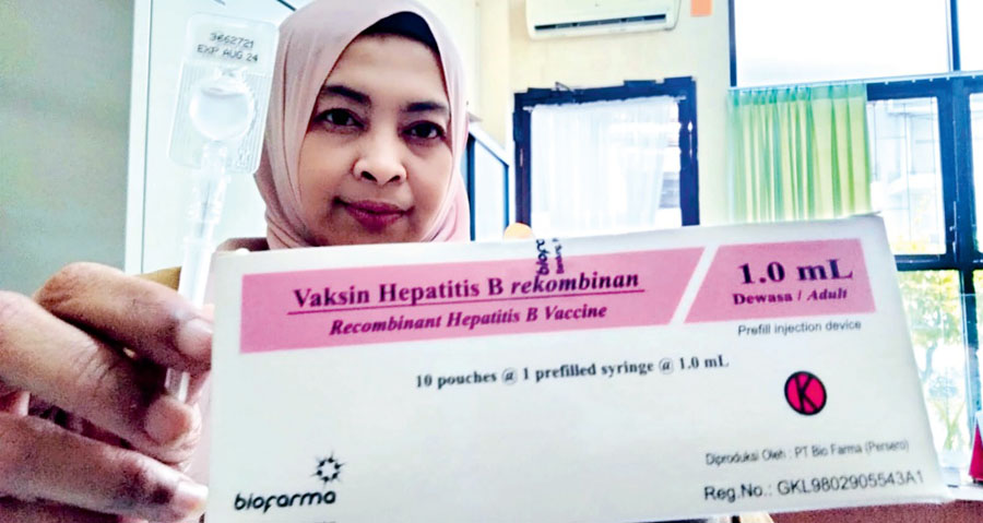 CEGAH HEPATITIS: Seorang petugas menunjukkan stok vaksin hepatitis B yang bakal disuntikkan kepada nakes di Kota Malang yang memenuhi syarat.