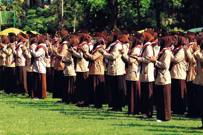 SALAM PRAMUKA: Mahasiswa PPG FKIP UMM mengikuti kegiatan kursus menjadi pembina Pramuka di Bumi Perkemahan Taman Rekreasi Sengkaling kemarin.