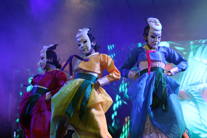 Tiga penampil dari Andong, Korsel, bawakan tarian Hahoe Byeolsingut Talnori pada gelaran International Mask Festival (IMF) 2023 di Taman Krida Budaya Jatim, Senin malam (20/11).