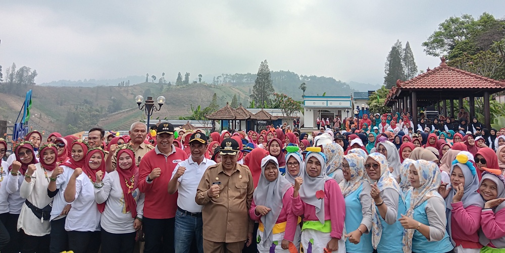 DAPAT TAMBAHAN INSENTIF: Bupati Malang H M, Sanusi bersama kader kesehatan di acara jambore&nbsp; di Rest Area Gubuklakah, Kecamatan Poncokusumo beberapa waktu lalu. (Indah Mei Yunita/Radar Malang)  &nbsp;