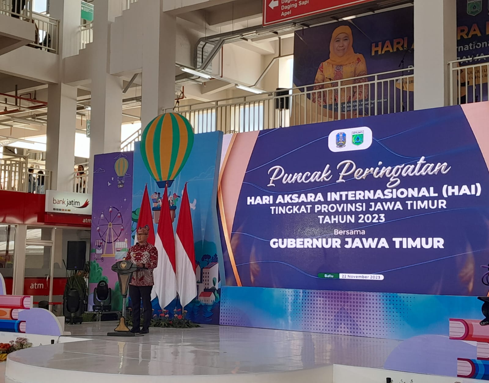 GEBER LITERASI: Pj Wali Kota Batu Aries Agung Paewai mendorong penguatan literasi dalam Puncak Peringatan Hari Aksara Internasional di Pasar Induk, Rabu (22/11).