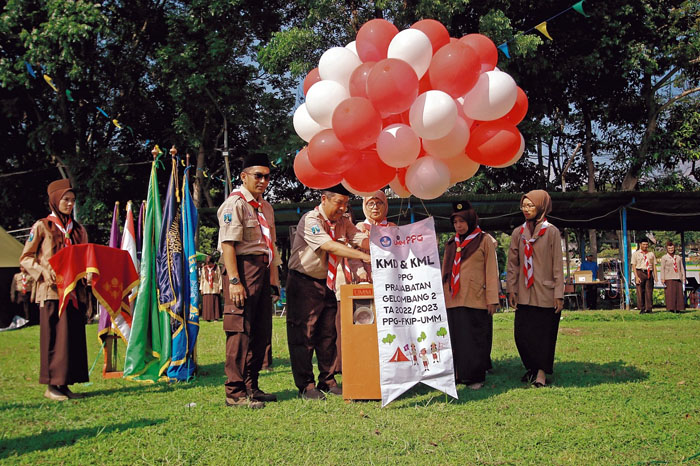 PEMBUKAAN: Petinggi FKIP UMM melepas balon ke udara sebagai penanda acara Pramuka mahasiswa PPG FKIP UMM dimulai