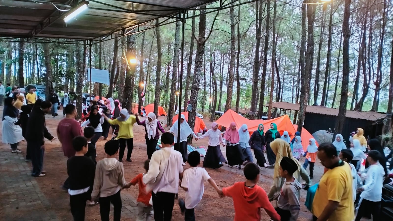 SEHAT BERSAMA : Kegiatan olahraga pagi bersama seluruh peserta dan keluarga  masing-masing di Taman Pinus Campervan Park Oro-Oro Ombo dalam rangkaian acara Family Camp Sekolah Alam Avesiena&nbsp;Malang