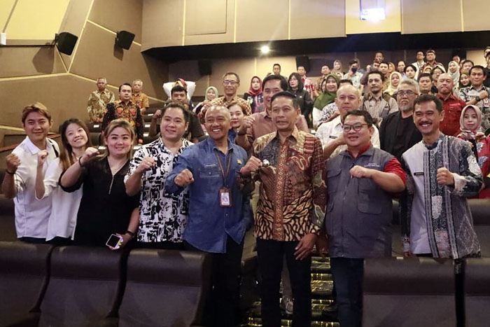Manajemen Mopic Cinema, jajaran Pemkot Malang dan direksi Jawa Pos Radar Malang dalam awarding Diskominfo untuk pemenang Lomba Film Pendek dan Infografis