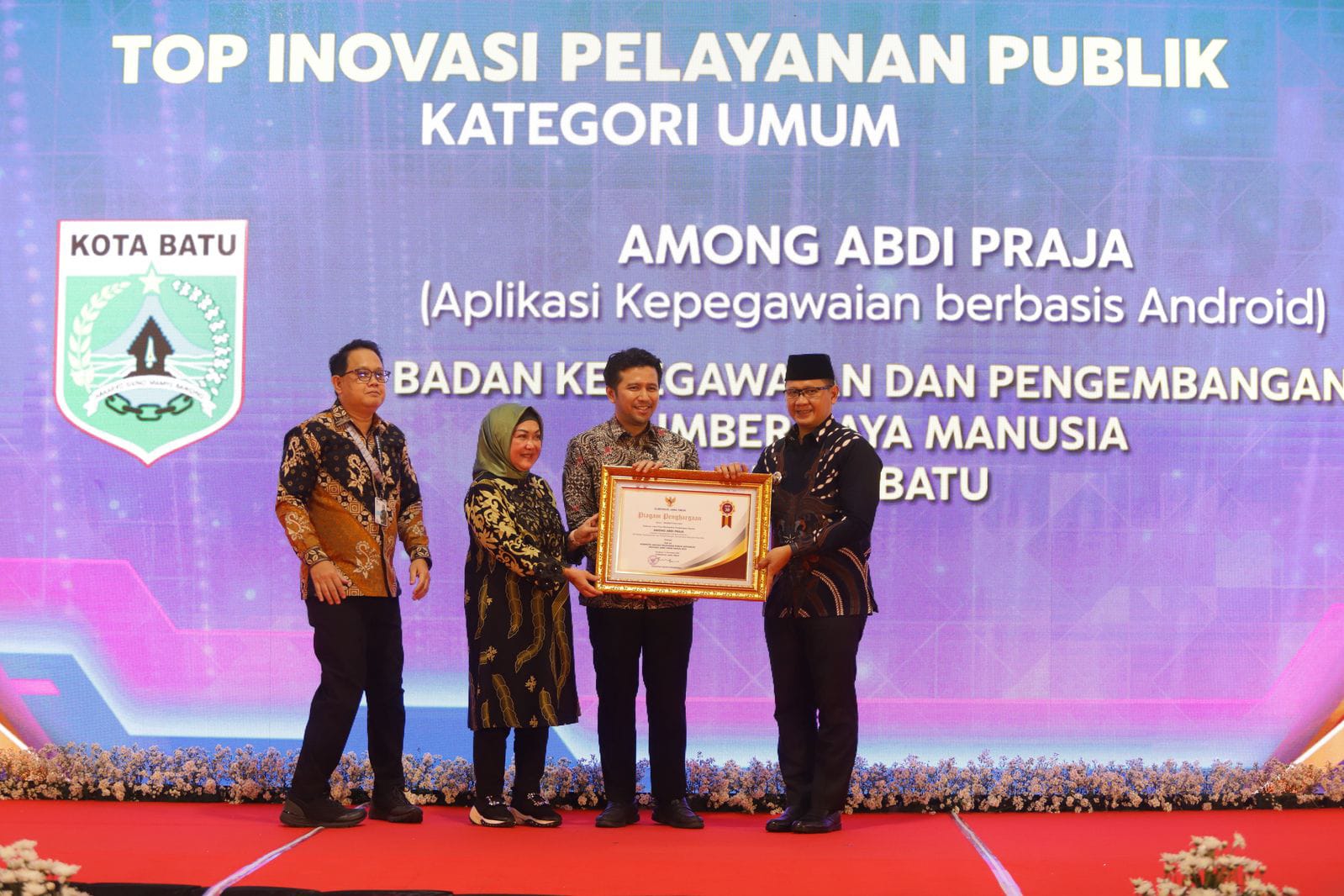PRESTASI: Pj Wali Kota Batu Aries Agung Paewai (kanan) menerima penghargaan TOP Inovasi Pelayanan Publik dari Wagub Jatim Emil Dardak, Kamis (23/11).