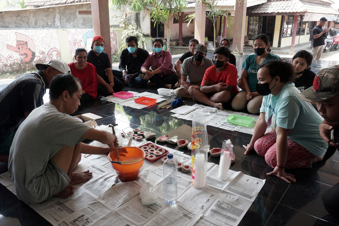Proses pelatihan pembuatan topeng berbahan fiber di Padepokan Panji Asmoro Bangun Pakisaji Malang