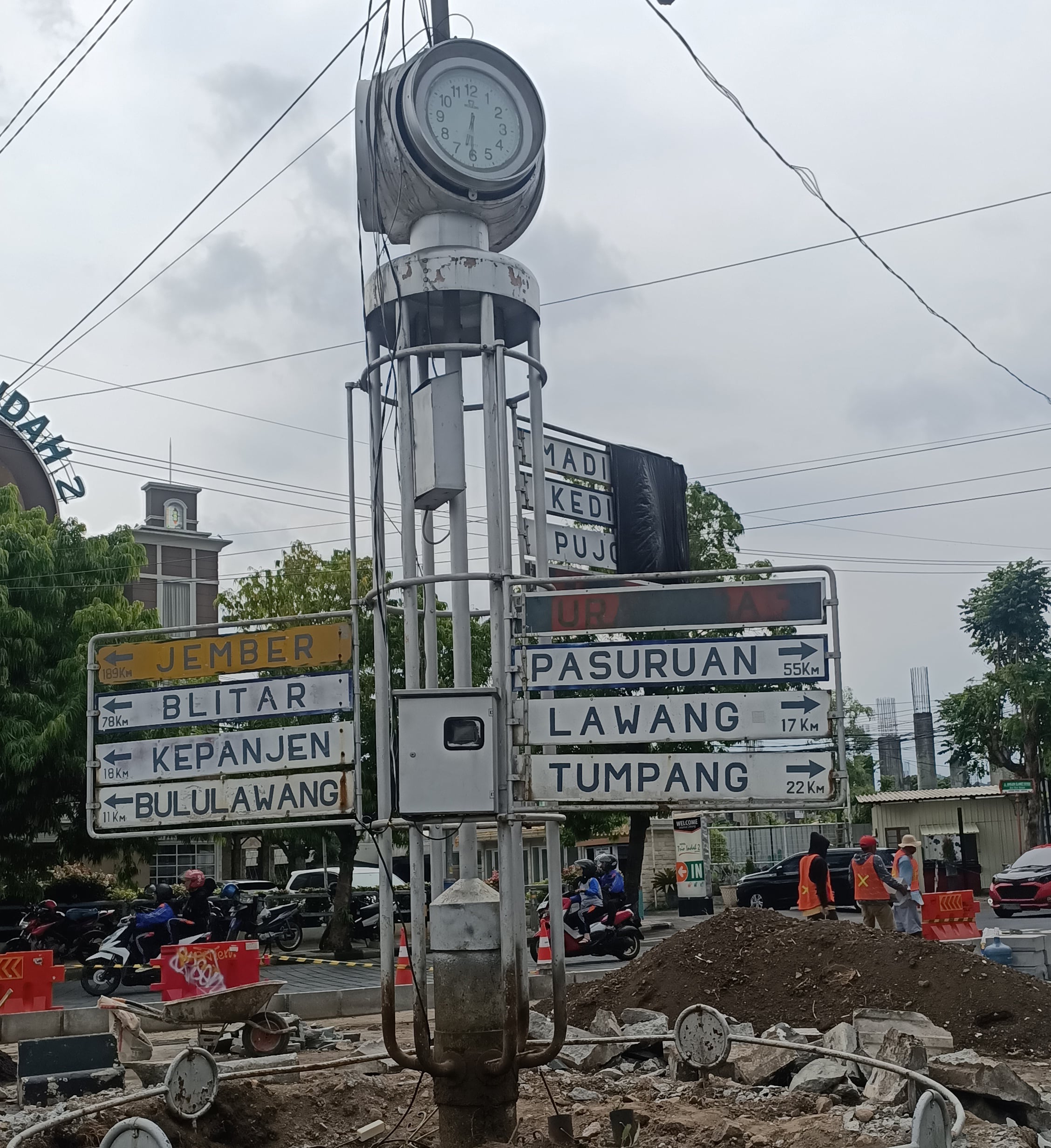 PENUNJUK WAKTU: Jam di median jalan depan kantor PLN berpotensi digeser.