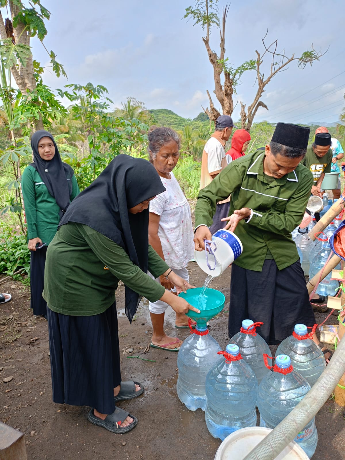 KIRIM AIR: Pengurus ISNU Kabupaten Malang ikut membantu membagikan air bersih kepada warga Karangkates yang mengalami kekeringan.