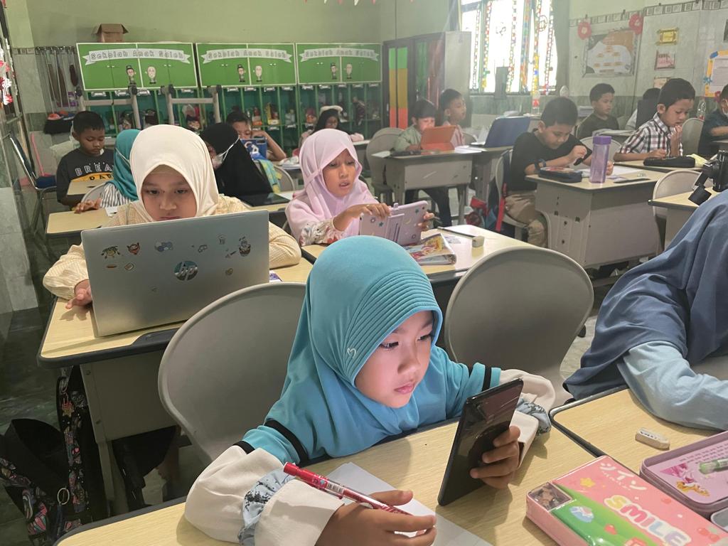 SERIUS: Para siswa SD Anak Saleh mengerjakan soal salam Olimpiade Matematika yang digelar Sabtu(25/11)