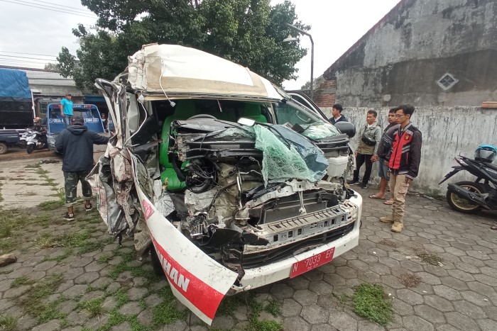 LAKA LANTAS: Bodi ambulans RSUD Kanjuruhan ringsek setelah menabrak truk di Jalan Raya Karangduren, Kecamatan Pakisaji, Kabupaten Malang, kemarin (24/11).