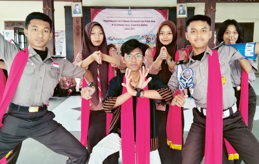 Benny Gigih Herawanto bersama murid-muridnya peserta ekstra tari