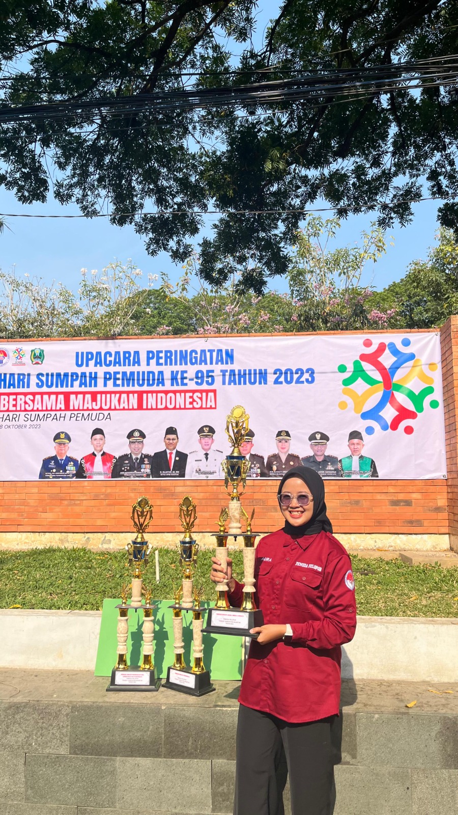 WISUDAWAN TERBAIK: Aura Nuranti menunjukkan sejumlah piala juara yang pernah dia raih selama berkuliah di Fakultas Pertanian (FP) Universitas Brawijaya (UB).
