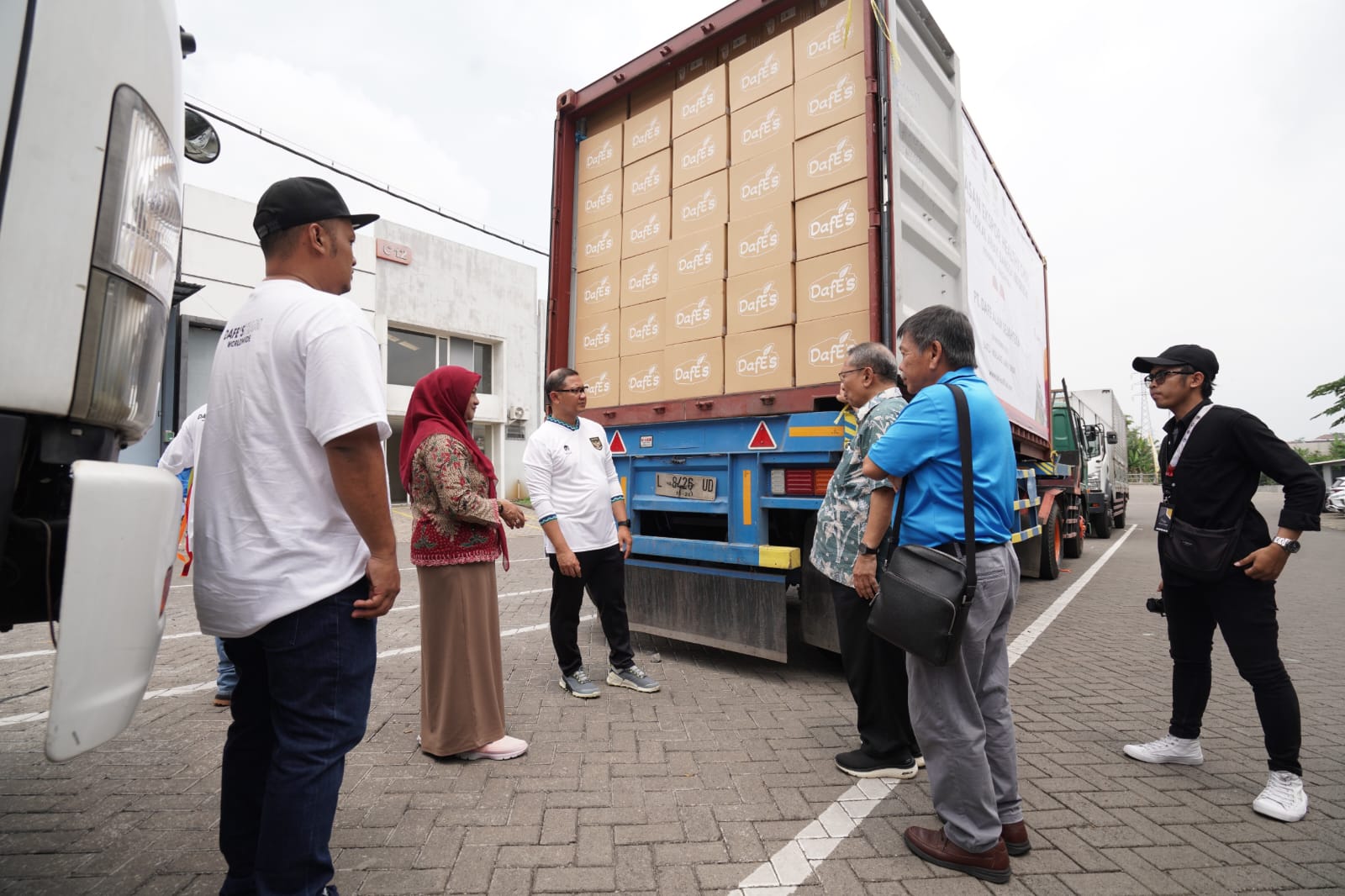 EKSPOR KERIPIK: Pj Wali Kota Batu Aries Agung Paewai melepas ekspor perdana keripik buah dan sayur produk khas warga Kota Batu, Minggu (26/11).