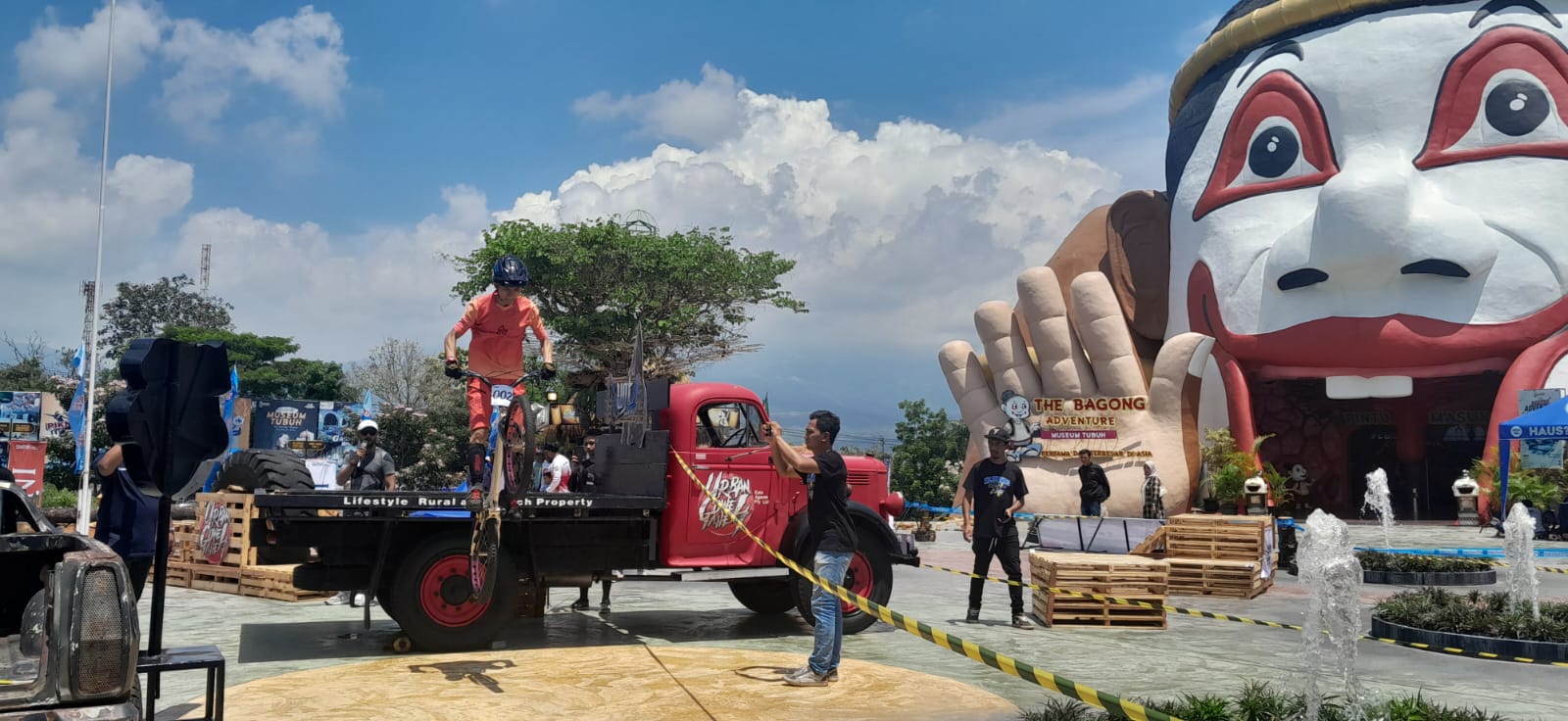 MENGHIBUR: Aksi   peserta Kejurnas Trial Bikes melintasi halang rintang di halaman Jatim Park 1  mampu menarik wisatawan untuk menyaksikan.