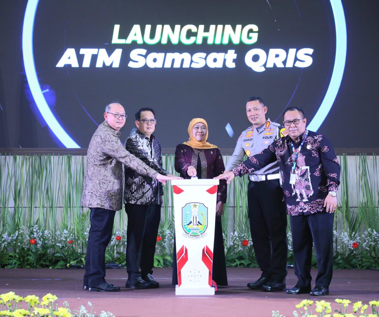 Gubernur Jatim Khofifah Indar Parawansa bersama jajaran samping meluncurkan ATM Samsat QRIS