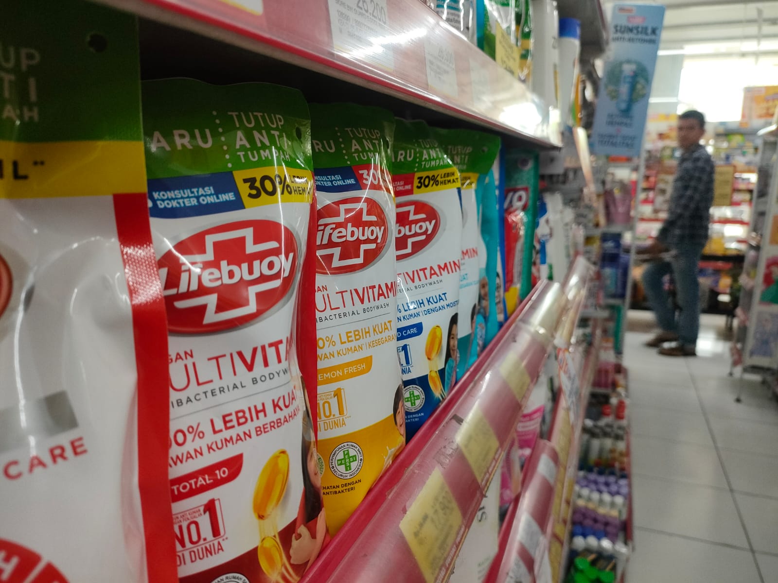 TETAP TERSEDIA: Sejumlah produk milik perusahaan yang  ditengarai pro Israel masih dipasang di mini market di Kota Batu.