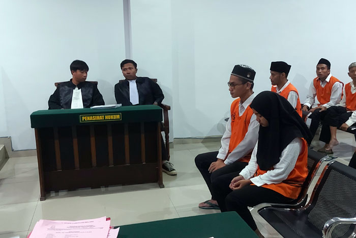 TIDAK AKUR LAGI: Mustofa Kemal Pasha dan Lovina Artha Mevia diperiksa bersamaan di PN Kepanjen kemarin (27/11).