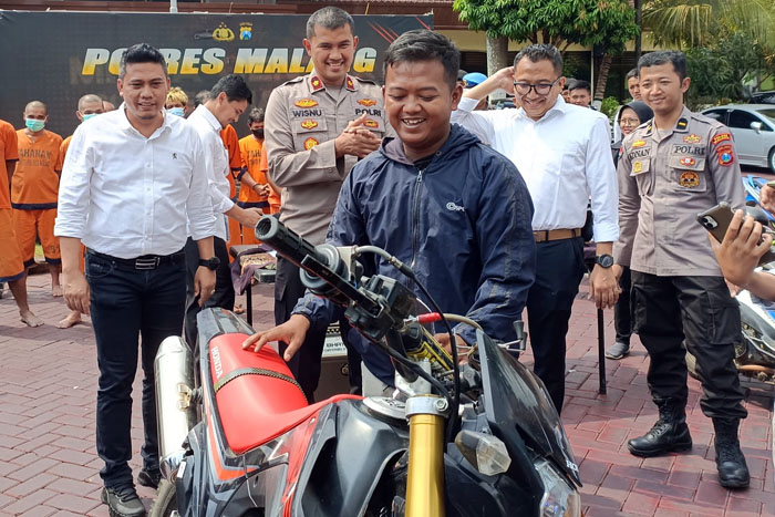 NGAKAK : Muhammad Affandi (depan) sumringah usai menerima kembali motornya yang hilang tiga bulan lalu dan ditemukan polisi dalam kondisi lebih bagus karena sempat dimodifikasi pelaku pencurian