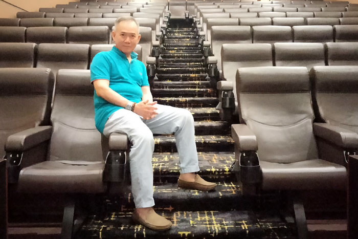 PENGUSAHA BIOSKOP: Rudianto Djojosepoetro duduk di salah satu studio bioskop Mopic Cinema, Jalan Seokarno-Hatta, Minggu malam (26/11).