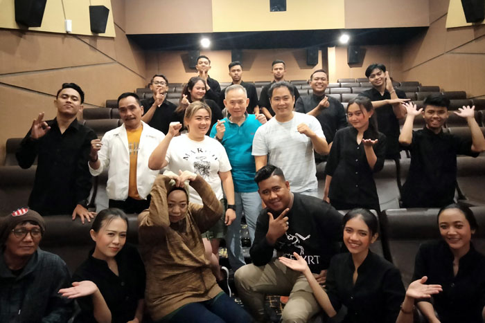 Manajemen Mopic Cinema bersama para staf berfoto di studio