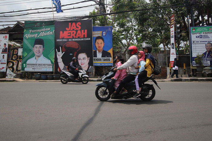Alat peraga kampanye di jalanan Kota Malang