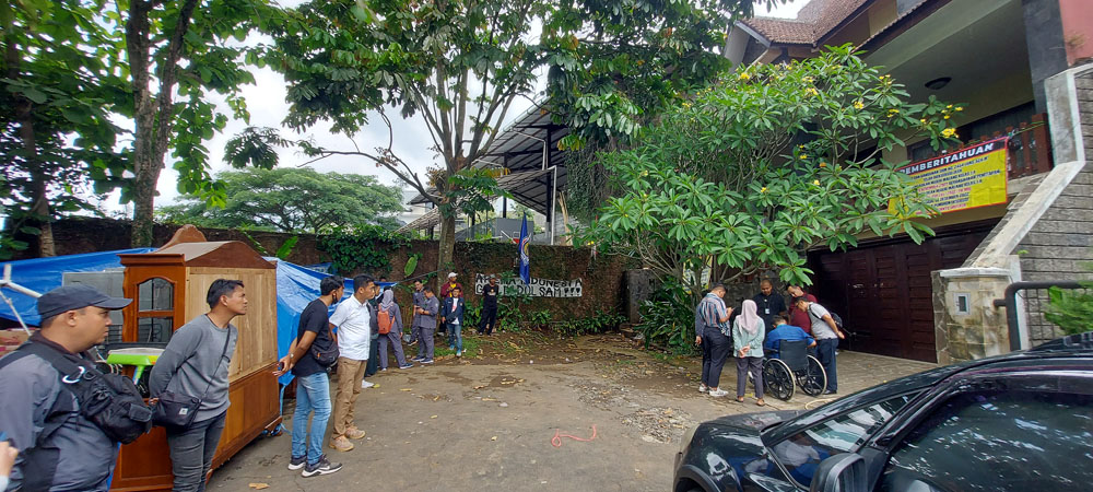 Barang-barang milik keluarga almarhum Lucky Acub Zaenal diletakkan di halaman rumah yang dieksekusi oleh Pengadilan Negeri Malang kemarin (28/11).
