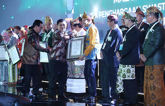 Pj Wali Kota Malang menerima penghargaan