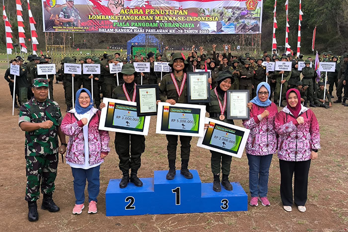 Pemberian hadiah, piagam, dan medali kepada juara lomba halang rintang dalam Lomba Ketangkasan Menwa se-Indonesia