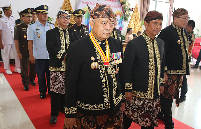 Jajaran Pemkab Malang memasuki ruang rapat paripurna