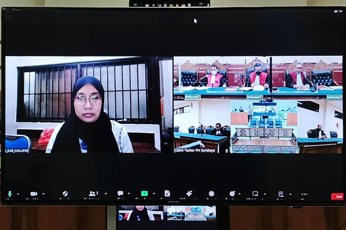 SELESAI: Terdakwa korupsi bantuan sosial PKH Tumpang Kabupaten Malang Ariesca Swasanti Prihantari mendengar putusan Majelis hakim PN Tipikor Surabaya (29/11).